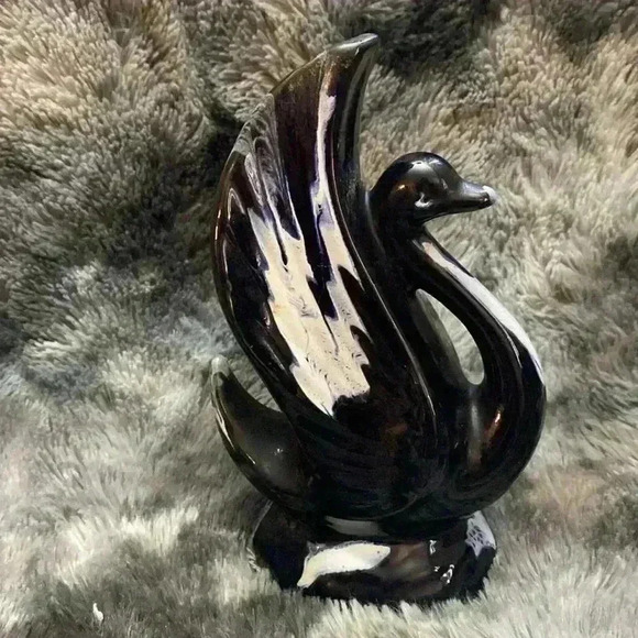 VTG BMP BLUE MOUNTAIN POTTERY
GLAZED BLUE AND WHITE SWAN
PLANTER - Picture 13 of 16